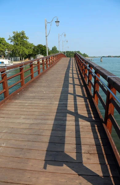 Largo Puente Madera Que Conecta Isla Burano Mazzorbo Cerca Venecia — Foto de Stock