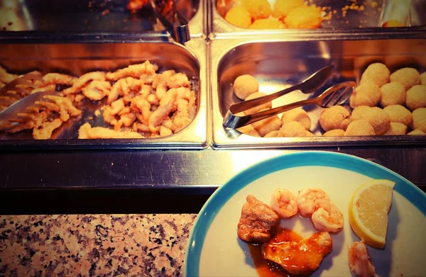 Bandeja Con Muchos Alimentos Fritos Camarones Restaurante Asiático Con Plato — Foto de Stock