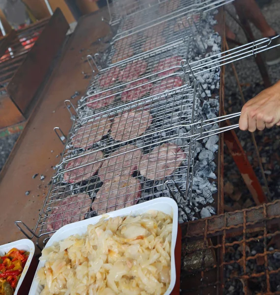 Cozinha Festival Aldeia Com Lotes Hambúrgueres Cozidos Grelha Com Bandejas — Fotografia de Stock