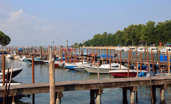 Marina Con Alcune Barche Dell Isola Burano Vicino Venezia Italia — Foto Stock