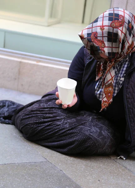 可怜的老吉普赛妇女乞求施舍躺在城市街道的中间 — 图库照片