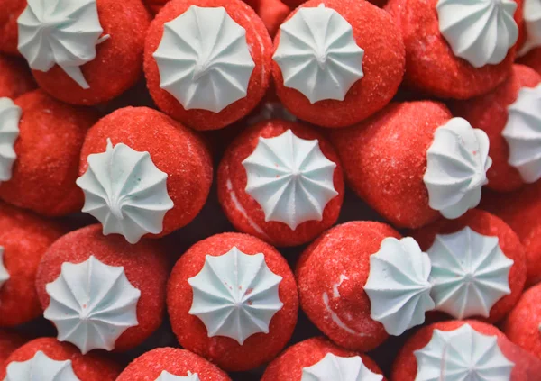 Achtergrond Van Rode Aardbeien Gemaakt Met Kleurrijke Suiker Koop Candy — Stockfoto