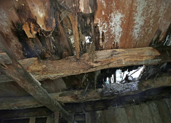 任意の時点で崩壊の危険と古い廃屋の腐ったと壊れた天井 — ストック写真