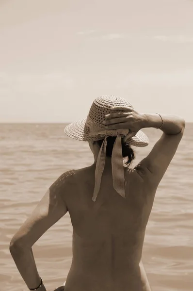 Topless Kobieta Powrotem Słomkowy Kapelusz Efektem Sepii Przez Morze Latem — Zdjęcie stockowe