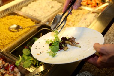 marul bir plaka ile restoranda öğle yemeği molası sırasında çalışan