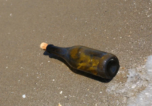 Стеклянная Бутылка Секретным Сообщением Древней Картой — стоковое фото
