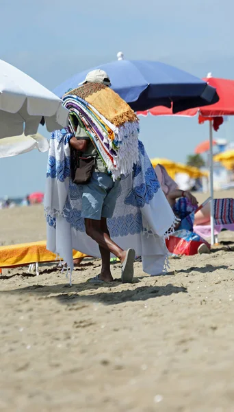 Young Street Vendor Vende Asciugamani Sulla Spiaggia Estate — Foto Stock