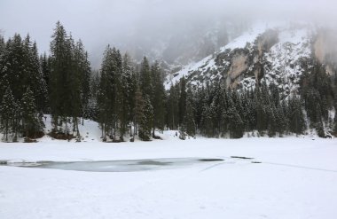 Kışın Kuzey İtalya İtalyanca dil Lago di Braies denilen pragser wildsee
