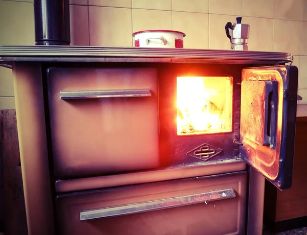 Antica Stufa Legna Con Fuoco Pentola Nella Vecchia Cucina — Foto Stock