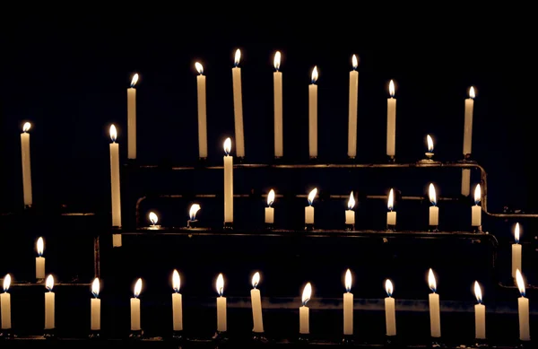 Velas Com Chamas Lugar Adoração — Fotografia de Stock