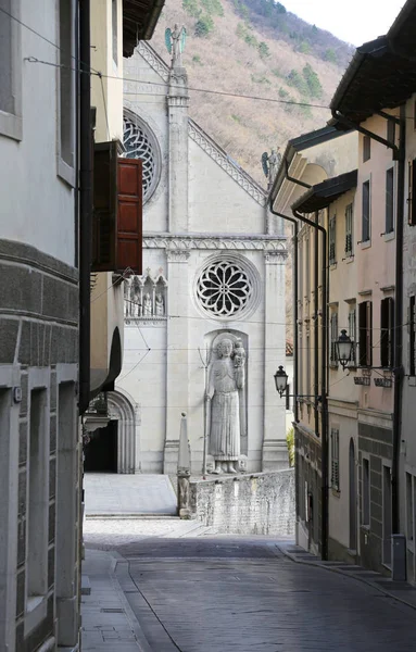 Fasada Katedry Mieście Gemona Miasto Włoszech Wąskiej Uliczce — Zdjęcie stockowe