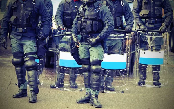 Veel Politie Uniform Met Schilden Met Vintage Effect Tijdens Rellen — Stockfoto