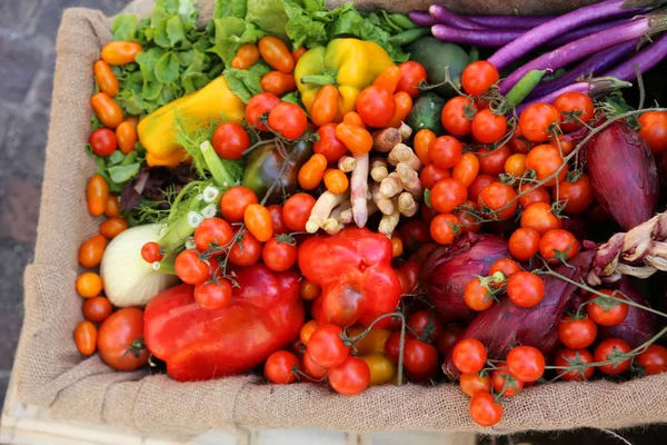 Ekologisk Färsk Frukt Och Grönsaker Rutan Till Försäljning Lokal Marknad — Stockfoto