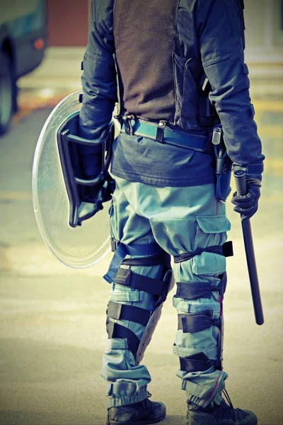 빈티지 효과와 방패와 유니폼에 경찰관 — 스톡 사진