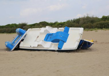 sonra sahilde güçlü rüzgar tekne yok