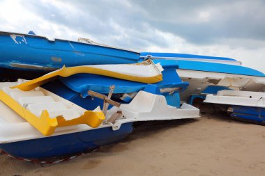 Sahilde göçmenler tarafından kullanılan teknelerin terk edilmiş hurda