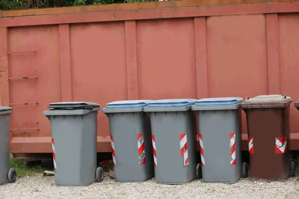 Wiele Pojemników Recyklingu Odpadów Prawidłowej Utylizacji Odpadów Komunalnych Recyklingu — Zdjęcie stockowe