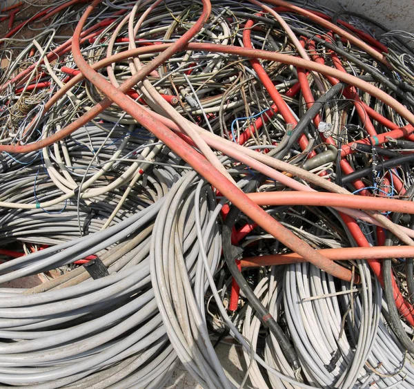 Tło Kabli Elektrycznych Dla Zarządzania Recyklingu Odpadów Składowisku Odpadów Komunalnych — Zdjęcie stockowe