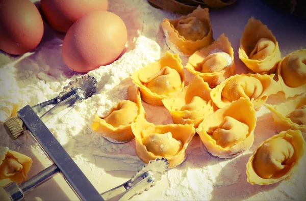 Håndlavede Tortellini Lavet Med Mel Friske Typisk Italiensk Køkken Med - Stock-foto