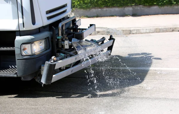 Gemeentelijke Vrachtwagen Reinigt Rijbaan Met Behulp Van Een Straal Water — Stockfoto