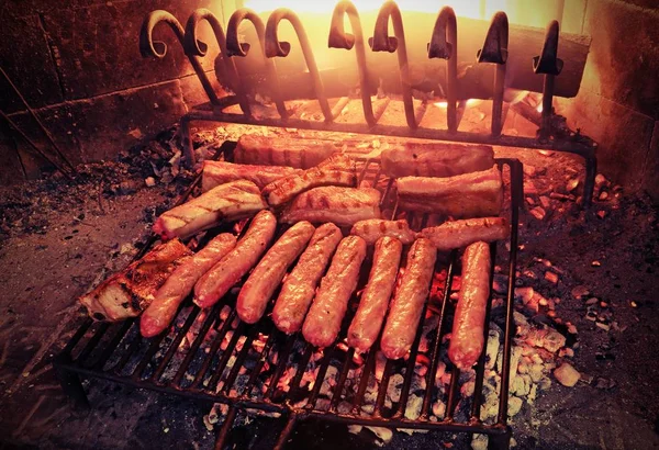 Würstchen Und Rippchen Vom Grill Kamin Des Restaurants Mit Antiken — Stockfoto