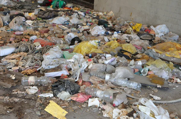 Odpadkové Pytle Plastové Lahve Opuštěných Odpadků Nepoužívané Chátrající Bouda — Stock fotografie