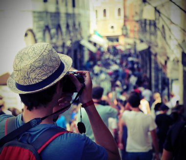 Şapka ile genç fotoğrafçı Rialto Köprüsü Venedik İtalya vintage etkisi ile birçok fotoğraf çeker