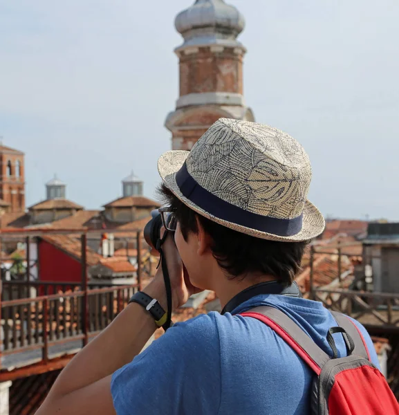 麦わら帽子の少年の宮殿の屋根からヴェネツィアを写真します — ストック写真