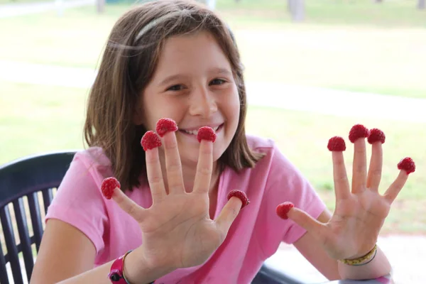 Parmak Ellerinde Kırmızı Ahududu Ile Güzel Küçük Kız — Stok fotoğraf