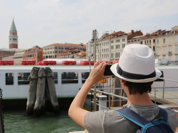 Młody Turysta Podczas Fotografowania Dzwonnica San Marco Wenecji Łodzi — Zdjęcie stockowe