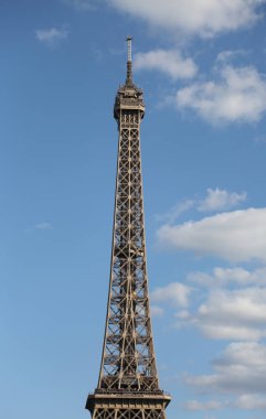 yüksek Eyfel Kulesi Paris Fransa ile bazı bulutlar mavi gökyüzü ile