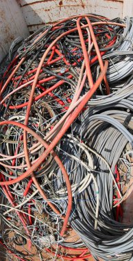 büyük bir konteyner içinde uzun kırmızı ve gri elektrik kabloları