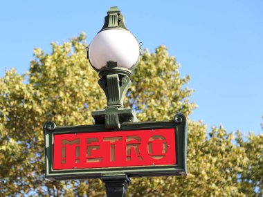 Sokak lambası ile Art Nouveau tarzında Paris metro tabela