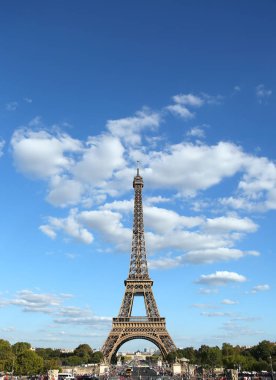 Mavi gökyüzü ve bulutlar Trocadero Paris Eyfel Kulesi manzarasına Fransa