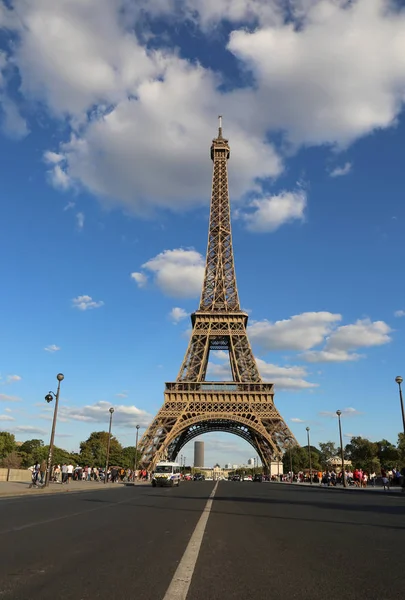 Grande Torre Eiffel Estrada Com Poucos Carros Turistas Paris França — Fotografia de Stock