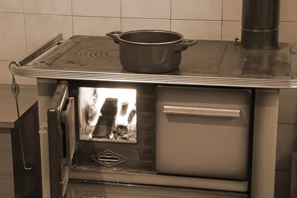 Velho Fogão Lenha Com Fogo Cozinha Com Efeito Sépia — Fotografia de Stock