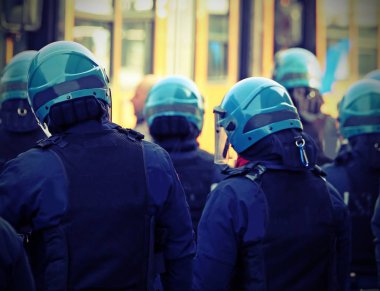 Birçok polis üniformalı şehrin isyan sırasında vintage etkisi ile kask ile