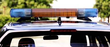 Sirenler bir araba Polis Departmanı'ndan insanlar olmadan