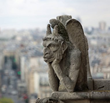 Grotesk heykeli veya Chimaera hayvan figürü Paris'teki Notre Dame Basilica üzerinde Fransa