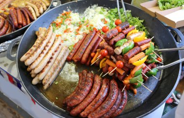 büyük pan ve birçok sosis köşk sokak gıda