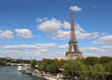 Eyfel Kulesi ve Paris teknelerle Seine Nehri Fransa