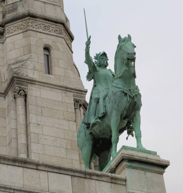büyük heykeli Saint Joan Arc ve Basilica Sacred Heart Paris Fransa