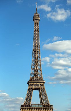 Eyfel Kulesi Paris Fransa ile bazı bulutlar mavi gökyüzü ile