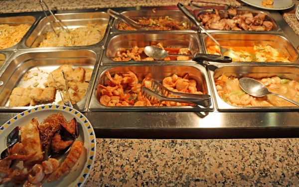 Bandejas Com Comida Frita Balcão Restaurante Chinês Self Service — Fotografia de Stock