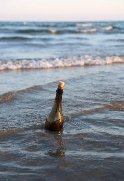 Скляна Пляшка Повідомленням Всередині Плаває Морі — стокове фото