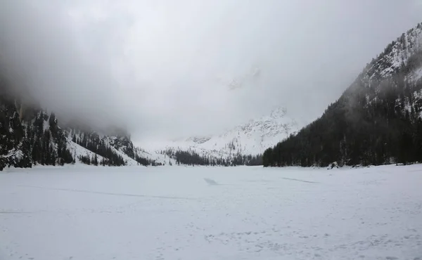 Pragser Wildsee と呼ばれるブラーイエス北部イタリアでイタリア語多くの雪との冬に — ストック写真
