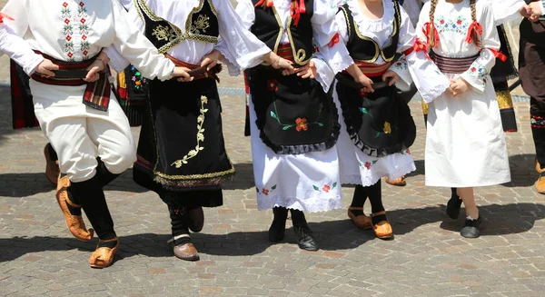 儿童跳舞与欧洲衣裳 — 图库照片