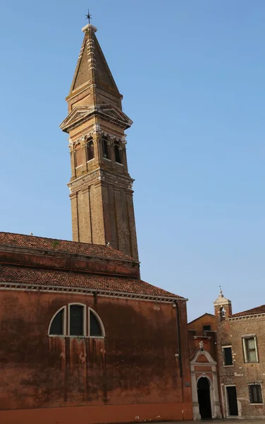 威尼斯附近布拉诺岛教堂钟楼 — 图库照片