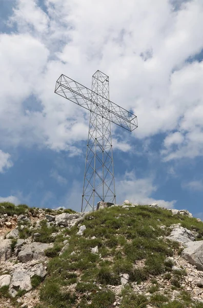 Wielki Krzyż Szczycie Góry Błękitne Niebo Chmurami — Zdjęcie stockowe