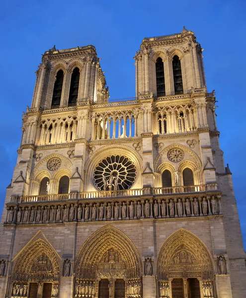 Ampia Facciata Della Grande Basilica Notre Dame Parigi Francia Notte — Foto Stock